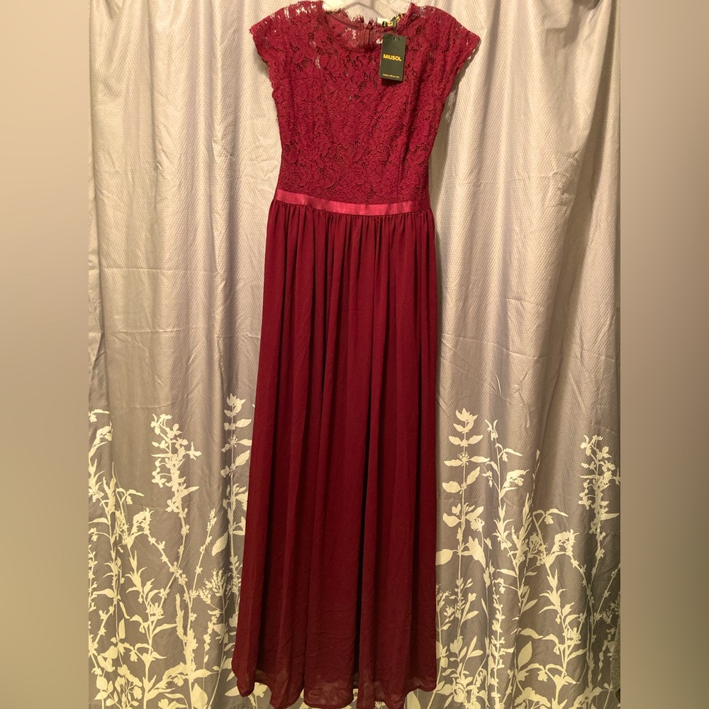 MIUSOL Magenta/ burgundy Formal floral lace floor- length evening gown. NWT
